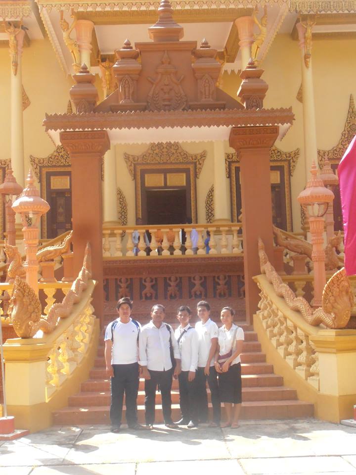 A group of DCC participants visit the wat to make their offerings