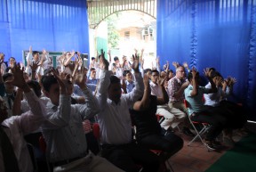 Opening ceremony attendees expressing their gratitude for the speakers