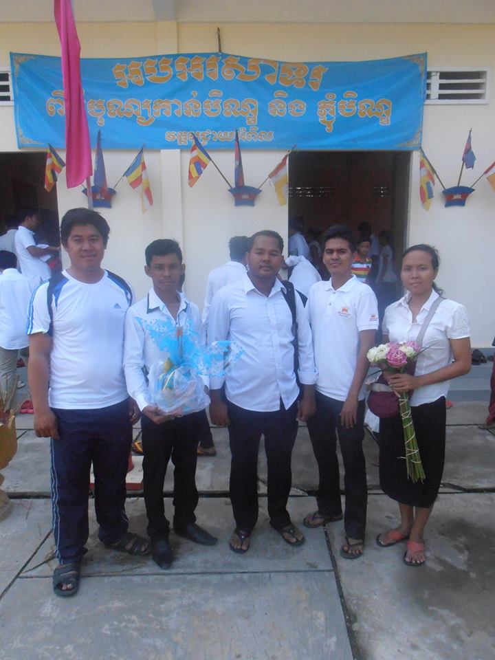 The group with their offerings for the monks