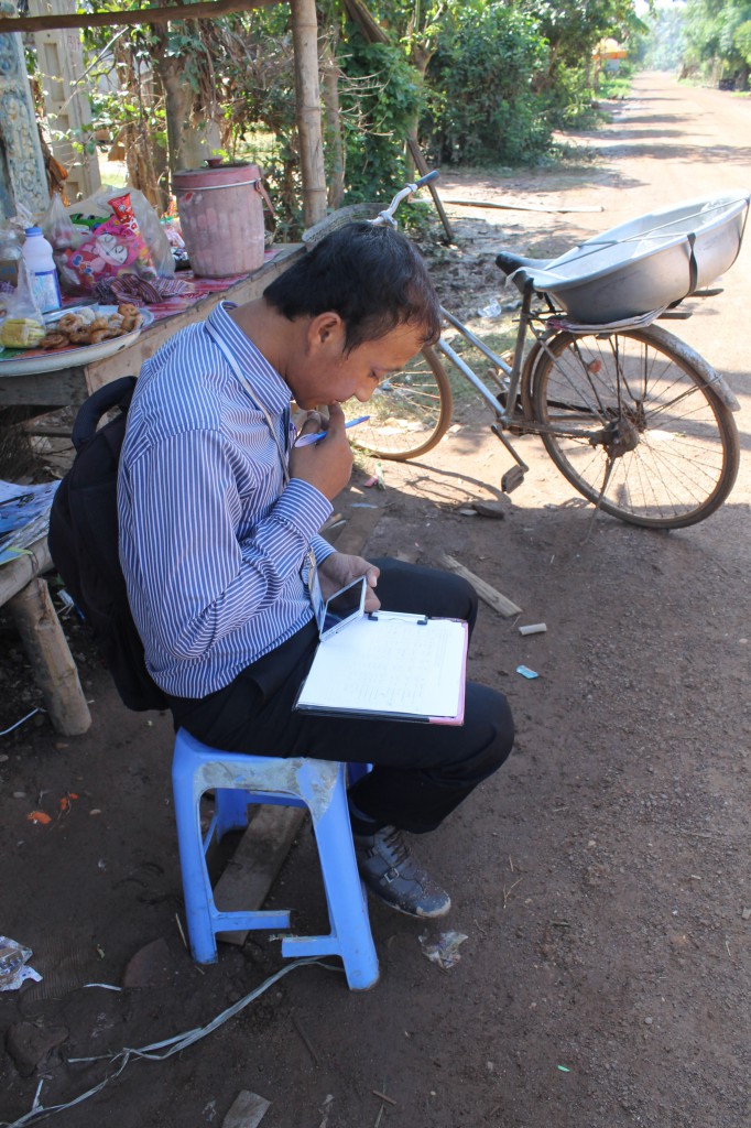 The hearing field worker is responsible for making reminder calls about the class to the families of deaf adults.