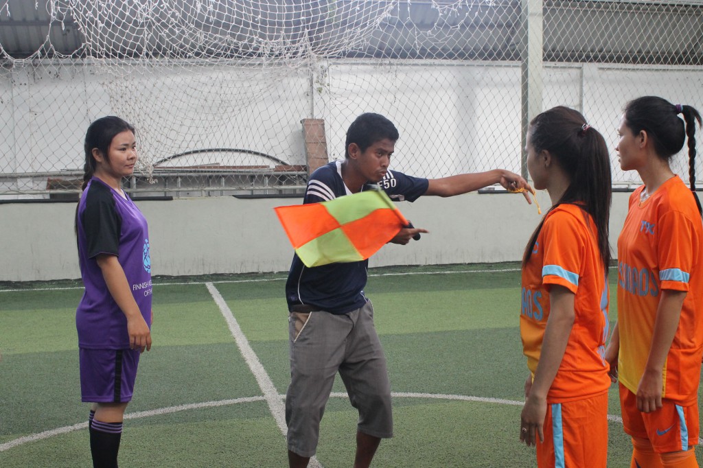 Sonrise and the Deaf Amazons shake hands before the game