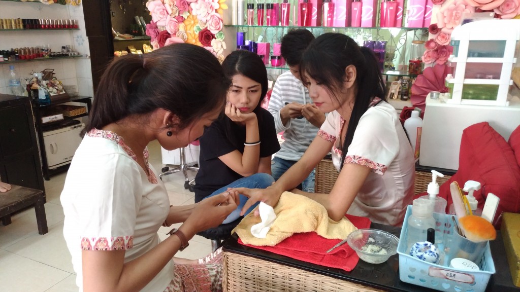 03- Students practice beauty make up skill